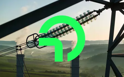Moderne industrielle Infrastruktur für grüne Energie in einer weiten Landschaft bei Sonnenaufgang. - Foto: über boerse-global.de