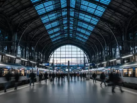 Moderne Architektur im Berliner Hauptbahnhof mit Glas- und Stahlkonstruktionen bei natürlichem Licht. - Foto: über boerse-global.de