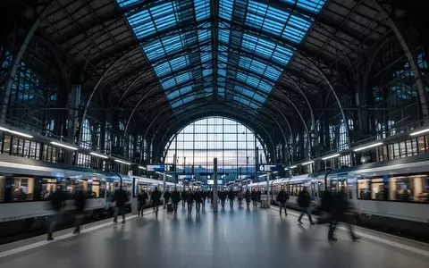 Moderne Architektur im Berliner Hauptbahnhof mit Glas- und Stahlkonstruktionen bei natürlichem Licht. - Foto: über boerse-global.de