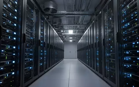 Reihen von hochmodernen Server-Racks in einem Rechenzentrum mit blauer Beleuchtung. - Foto: über boerse-global.de