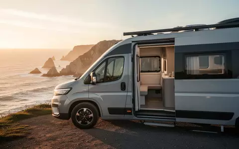 Elektrischer Campingbus geparkt an einer Küste bei Sonnenuntergang. - Foto: über boerse-global.de