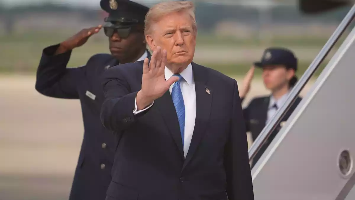 Trump gibt Öl-Deal mit Venezuela bekannt. - Bild: Mark Schiefelbein/AP/dpa