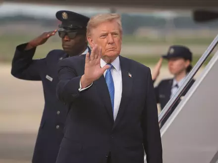 Trump gibt Öl-Deal mit Venezuela bekannt. - Foto: Mark Schiefelbein/AP/dpa