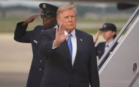 Trump gibt Öl-Deal mit Venezuela bekannt. - Foto: Mark Schiefelbein/AP/dpa
