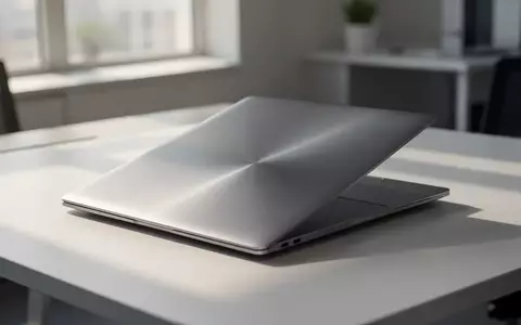 Ein geschlossenes, modernes Notebook auf einem minimalistischen Schreibtisch in einem hellen Büro. - Foto: über boerse-global.de