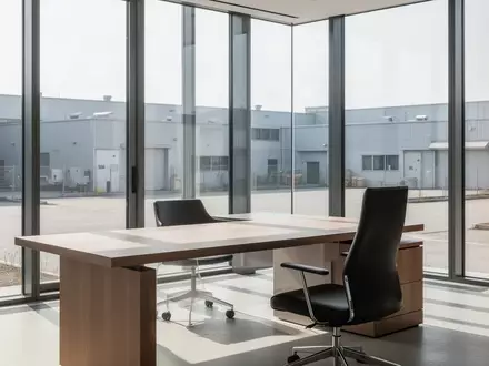 Ein leeres, modernes Büro mit einem hölzernen Schreibtisch und einem Bürostuhl in einem hellen, sonnendurchfluteten Raum. - Foto: über boerse-global.de