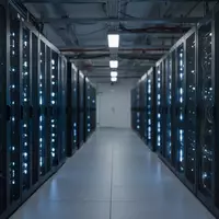 Reihen von leuchtenden Server-Racks in einem modernen Rechenzentrum als Symbol für digitale Sicherheit und Infrastruktur. - Foto: über boerse-global.de