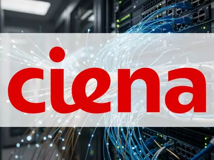Nahaufnahme von Glasfaser-Netzwerkkabeln in einem Rechenzentrum als Symbol für KI-Infrastruktur und digitale Vernetzung. - Foto: über boerse-global.de