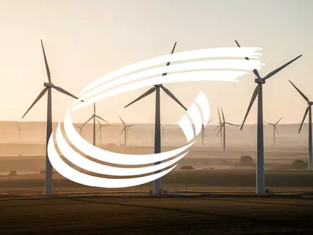 Moderne Windkraftanlagen in einer weiten Landschaft bei Sonnenuntergang - Foto: über boerse-global.de