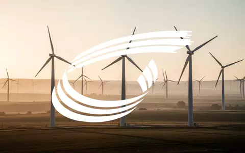 Moderne Windkraftanlagen in einer weiten Landschaft bei Sonnenuntergang - Foto: über boerse-global.de