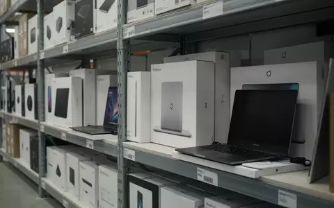 Ordentlich sortierte Regale in einem Logistikzentrum mit verpackten Elektronikartikeln und Laptops. - Foto: über boerse-global.de