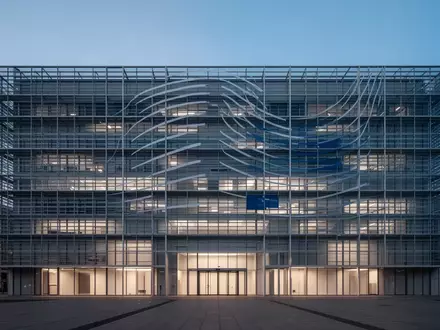Moderne Glasfassade des EU-Gebäudes in Brüssel während der Dämmerung als Symbol für die europäische Finanzpolitik. - Foto: über boerse-global.de