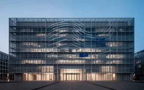 Moderne Glasfassade des EU-Gebäudes in Brüssel während der Dämmerung als Symbol für die europäische Finanzpolitik. - Foto: über boerse-global.de