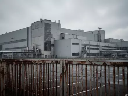 Ein großes, modernes Fabrikgelände eines Industrieunternehmens in Speyer unter einem bewölkten Himmel. - Foto: über boerse-global.de