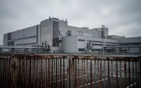 Ein großes, modernes Fabrikgelände eines Industrieunternehmens in Speyer unter einem bewölkten Himmel. - Foto: über boerse-global.de