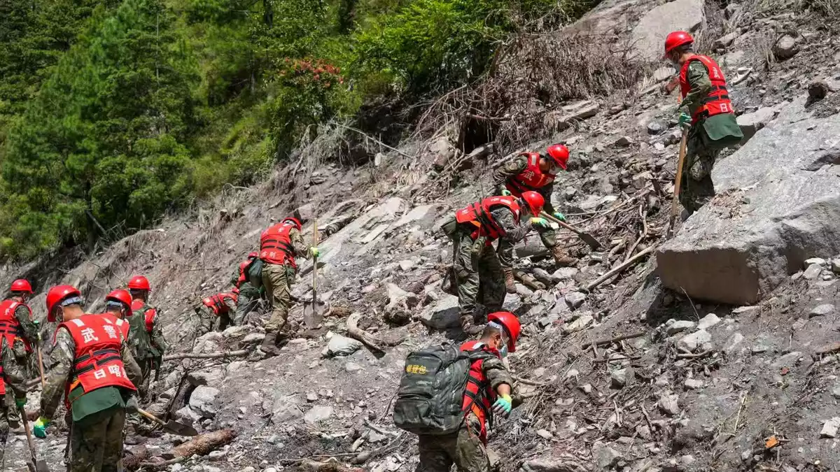 Rettungskräfte suchten fieberhaft nach Toten und Vermissten.  - Bild: Liu Shuang/Xinhua/AP/dpa