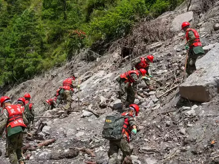 Rettungskräfte suchten fieberhaft nach Toten und Vermissten.  - Foto: Liu Shuang/Xinhua/AP/dpa