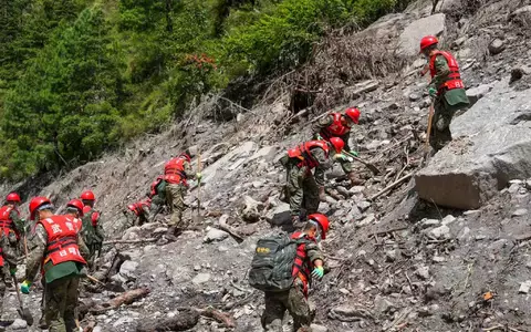 Rettungskräfte suchten fieberhaft nach Toten und Vermissten.  - Foto: Liu Shuang/Xinhua/AP/dpa