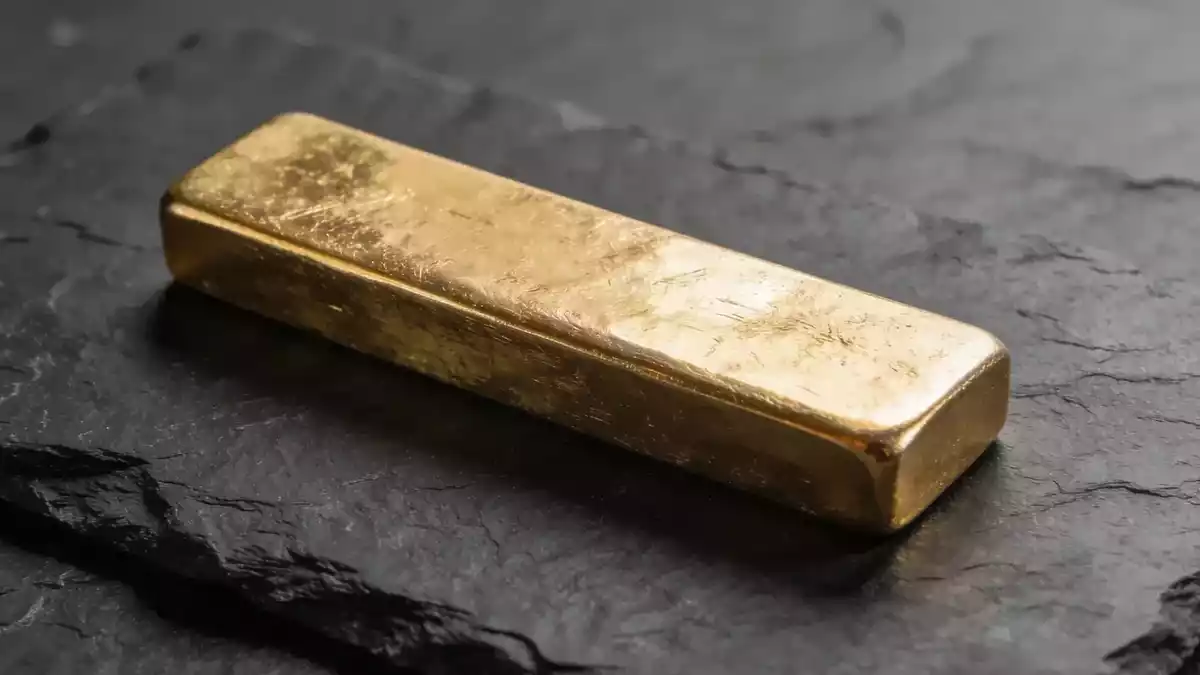 Gold Drops 3.2% on Fed Hawkish Signal, Central Bank Buying Hits Record
