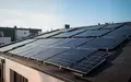 Moderne Photovoltaik-Anlage auf einem Hausdach unter blauem Himmel bei Tageslicht. - Foto: über boerse-global.de