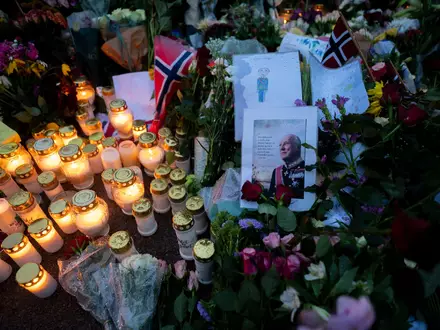 Blumen und Kerzen haben die Norweger für den beliebten König Harald V. vor dem Schloss in Oslo abgelegt.  - Foto: Cornelius Poppe/NTB/dpa
