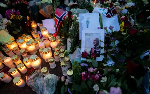 Blumen und Kerzen haben die Norweger für den beliebten König Harald V. vor dem Schloss in Oslo abgelegt.  - Foto: Cornelius Poppe/NTB/dpa