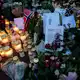 Blumen und Kerzen haben die Norweger für den beliebten König Harald V. vor dem Schloss in Oslo abgelegt.  - Bild: Cornelius Poppe/NTB/dpa