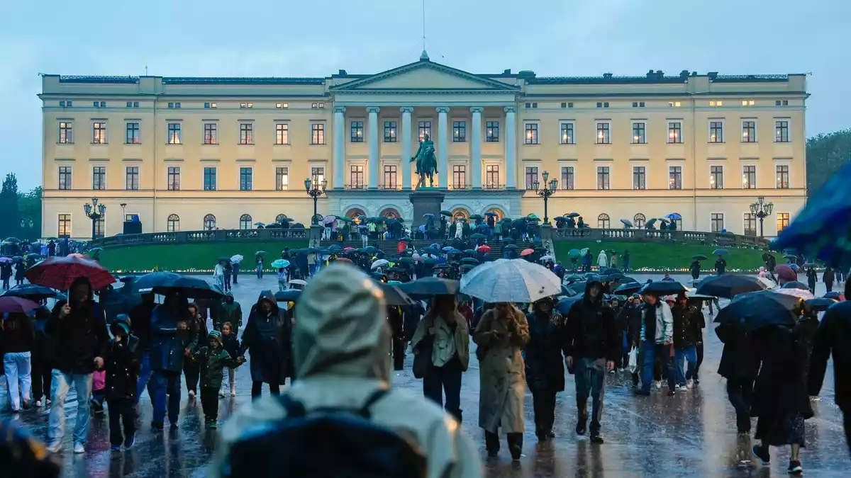 Trotz starken Regens strömten Tausende Norweger den Abend über zum Schloss. - Bild: Terje Pedersen/NTB/dpa