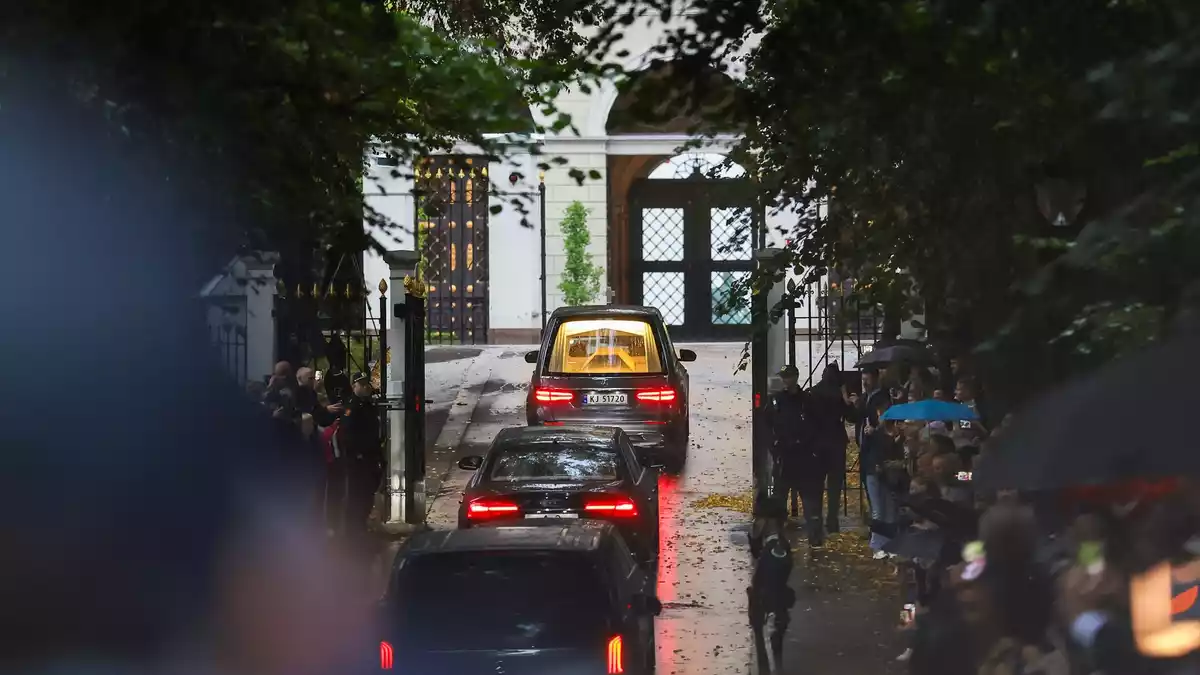 König Haralds Sarg kam am Abend am Schloss an. Hier können die Norweger in den kommenden Tagen von ihm Abschied nehmen. - Bild: Thomas Andersen/NTB/AP/dpa