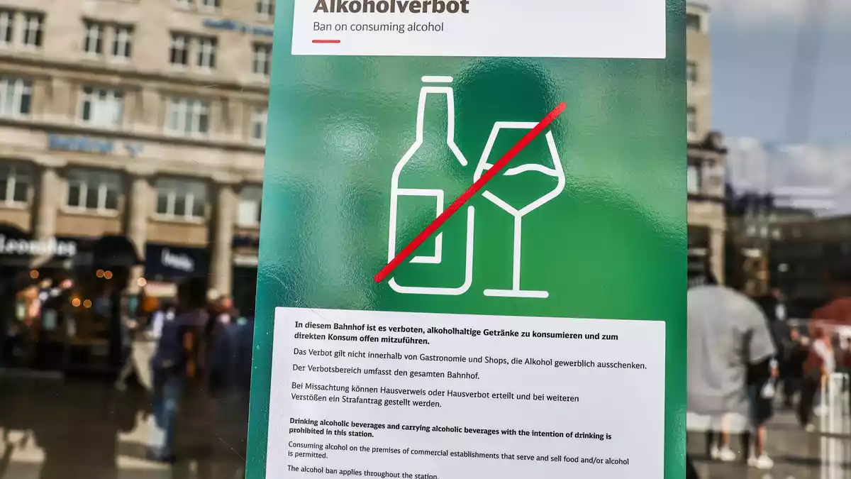 An ersten Bahnhöfen heißt es: Kein Alkohol. (Symbolbild) - Bild: Oliver Berg/dpa
