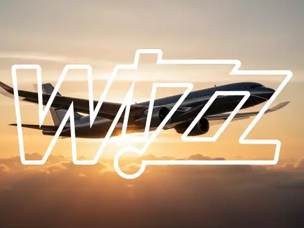 Silhouette eines Verkehrsflugzeugs bei Sonnenaufgang am Himmel als Symbol für Luftfahrtinvestitionen. - Foto: über boerse-global.de