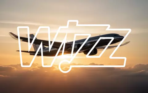 Silhouette eines Verkehrsflugzeugs bei Sonnenaufgang am Himmel als Symbol für Luftfahrtinvestitionen. - Foto: über boerse-global.de
