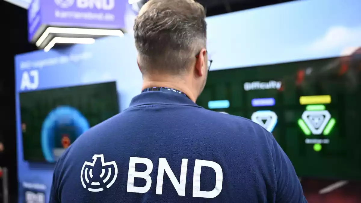 Wer dachte, Spione arbeiteten nur im Verborgenen, der wird bei der Gamescom eines Besseren belehrt: ein BND-Mitarbeiter am Messestand. - Bild: Wolf von Dewitz/dpa