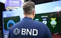 Wer dachte, Spione arbeiteten nur im Verborgenen, der wird bei der Gamescom eines Besseren belehrt: ein BND-Mitarbeiter am Messestand. - Foto: Wolf von Dewitz/dpa