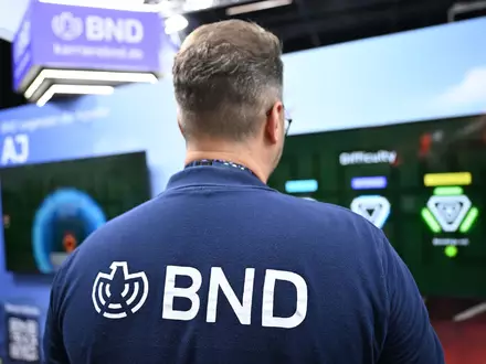 Wer dachte, Spione arbeiteten nur im Verborgenen, der wird bei der Gamescom eines Besseren belehrt: ein BND-Mitarbeiter am Messestand. - Foto: Wolf von Dewitz/dpa