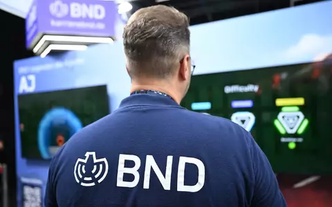 Wer dachte, Spione arbeiteten nur im Verborgenen, der wird bei der Gamescom eines Besseren belehrt: ein BND-Mitarbeiter am Messestand. - Foto: Wolf von Dewitz/dpa
