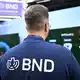 Wer dachte, Spione arbeiteten nur im Verborgenen, der wird bei der Gamescom eines Besseren belehrt: ein BND-Mitarbeiter am Messestand. - Bild: Wolf von Dewitz/dpa
