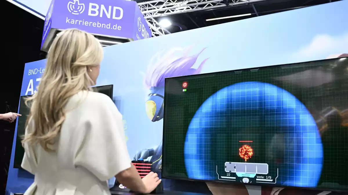 Konzentriert sein, Muster erkennen und schnell reagieren: Das ist wichtig bei dem BND-Game, das auf der Gamescom vorgestellt wurde. - Bild: Wolf von Dewitz/dpa