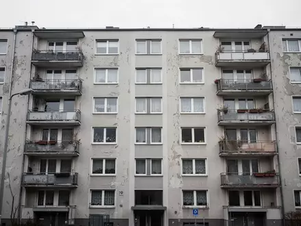 Ein modernes Wohngebäude in einer deutschen Stadt bei bewölktem Tageslicht. - Foto: über boerse-global.de