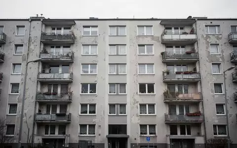 Ein modernes Wohngebäude in einer deutschen Stadt bei bewölktem Tageslicht. - Foto: über boerse-global.de