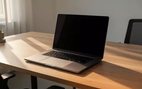 Ein moderner, minimalistischer Arbeitsplatz mit einem Laptop, dessen Bildschirm ausgeschaltet und dunkel ist. - Foto: über boerse-global.de