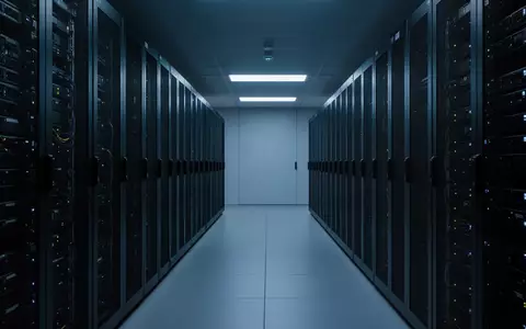 Moderne Serverräume mit dunklen Serverschränken in einer kühlen, technologisch geprägten Umgebung. - Foto: über boerse-global.de