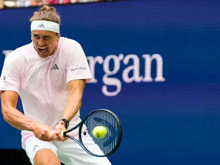 Alexander Zverev spricht bei den US Open über die Tücken der Bälle. (Archivbild) - Foto: Yuki Iwamura/AP/dpa