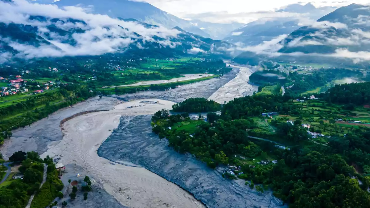 Die Flut hatte enorme Schlammmassen mit sich gebracht.  - Bild: Ambir Tolang/JNA via ZUMA Press Wire/dpa