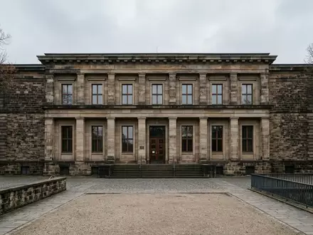 Fassade des Verfassungsgerichtshofs in Koblenz bei Tageslicht ohne Personen. - Foto: über boerse-global.de