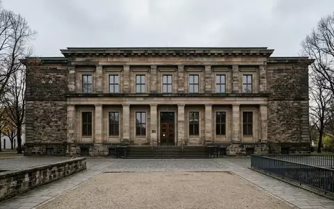 Fassade des Verfassungsgerichtshofs in Koblenz bei Tageslicht ohne Personen. - Foto: über boerse-global.de