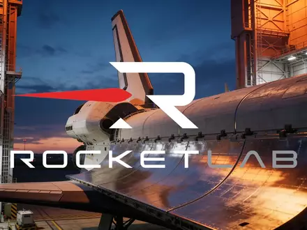 Abstrakte Darstellung der Raumfahrtindustrie mit metallischen Strukturen in einer modernen Anlage bei Dämmerung. - Foto: über boerse-global.de