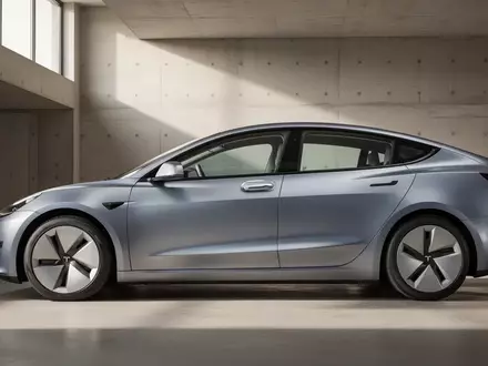 Ein modernes Elektrofahrzeug steht in einer hellen, minimalistischen Garage mit Fokus auf das Fahrzeugdesign. - Foto: über boerse-global.de