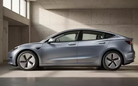 Ein modernes Elektrofahrzeug steht in einer hellen, minimalistischen Garage mit Fokus auf das Fahrzeugdesign. - Foto: über boerse-global.de