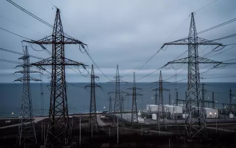 Industrielle Strommasten und Hochspannungsleitungen an der Küste der Ostsee bei Dämmerung als Symbol für kritische Infrastruktur. - Foto: über boerse-global.de